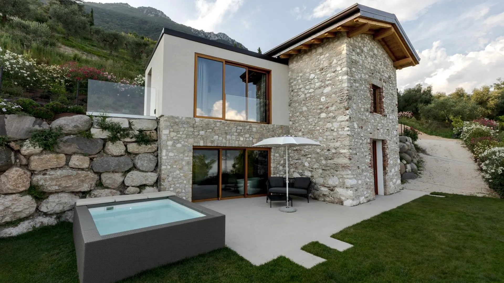 Colago Private Villas Lake Garda トスコラーノ・マデルノ 0*,  イタリア